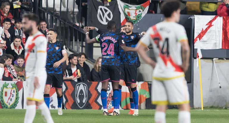 En-Nesyri celebra el primer gol en Vallecas.