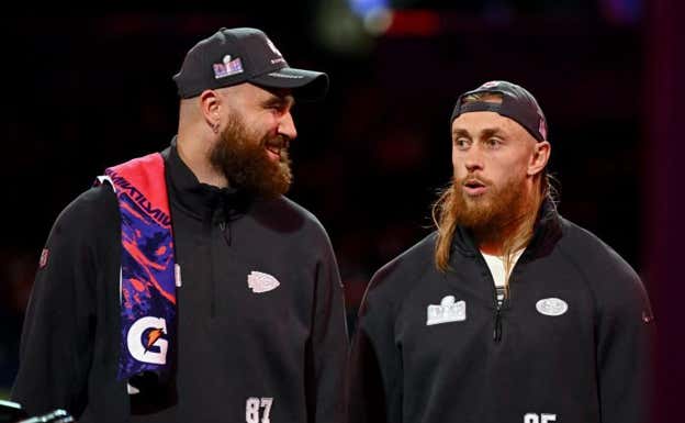 Travis Kelce y George Kittle. AFP