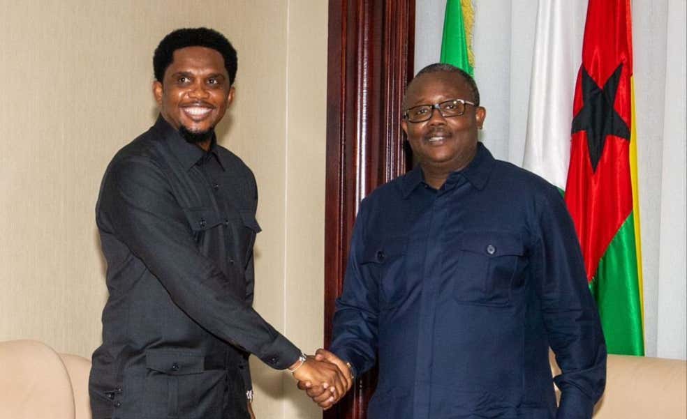 Entre escándalos y malos resultados Samuel Eto'o presenta su dimisión… ¡y Camerún la rechaza!