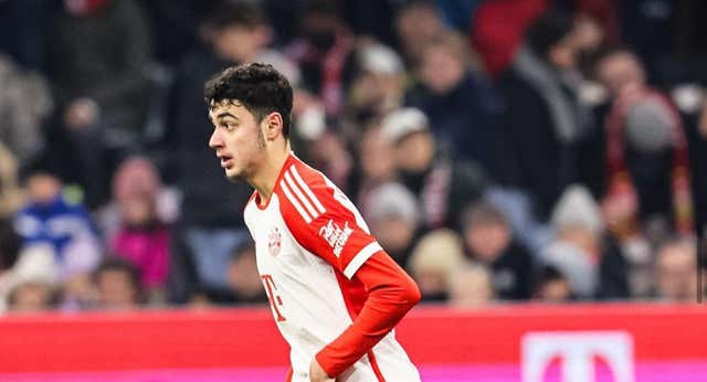 Aleksandar Pavlović, de recoge pelotas a liderar el centro del campo del Bayern