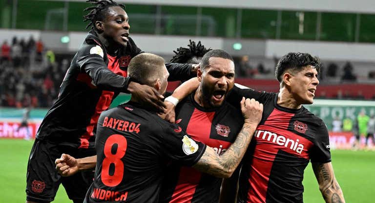 Los jugadores del Bayer Leverkusen celebran el gol de la victoria.