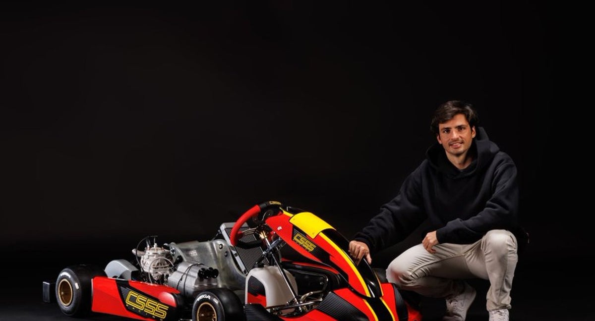 Carlos Sainz con el kart de su nuevo karting.