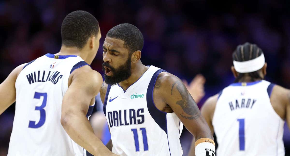 Kyrie Irving celebra una canasta con Grant Williams ante los Sixers./AFP