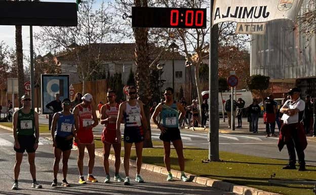 El técnico José Antonio Carrillo mira a sus atletas antes de dar comienzo al test. CIARD-UCAM