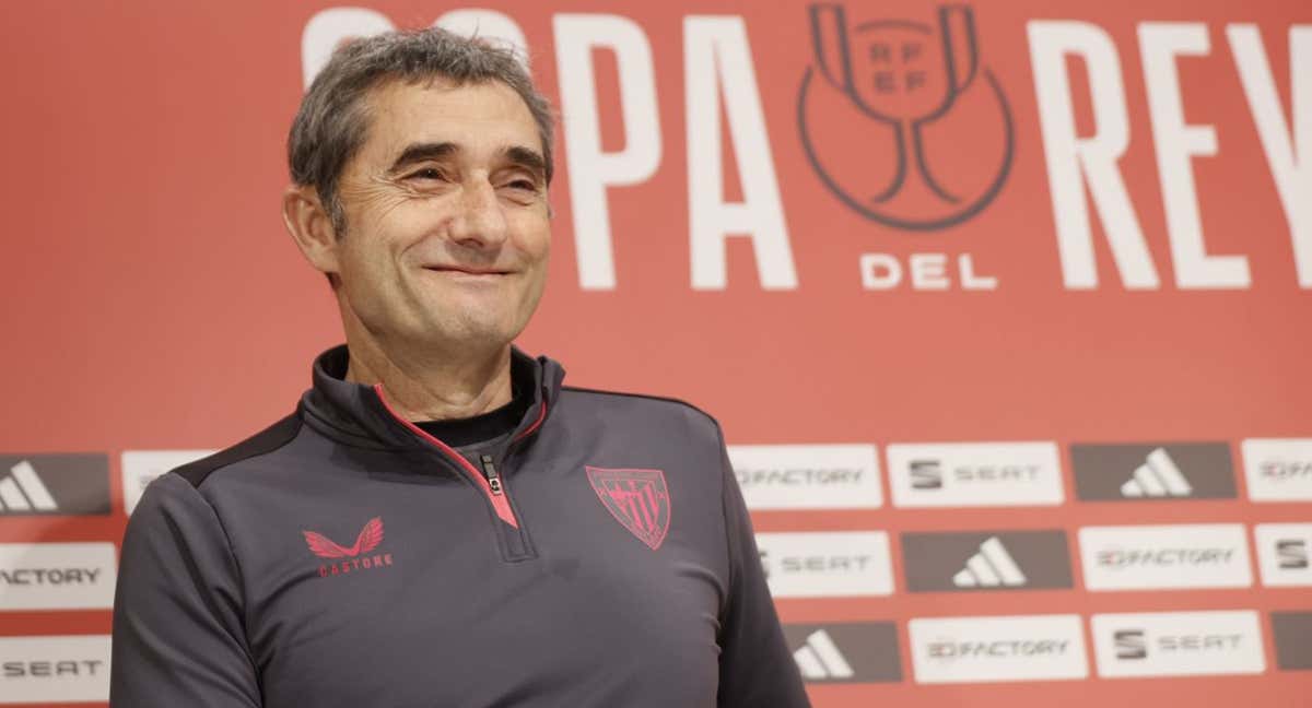 Ernesto Valverde ha comparecido así de sonriente en la sala de prensa de Lezaman. /Efe