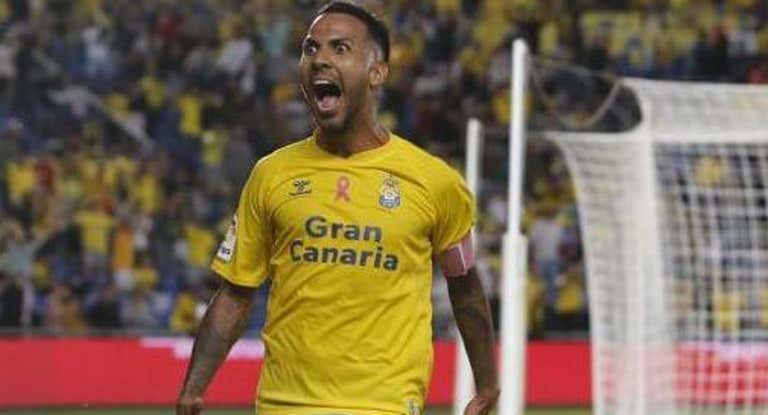 Jonathan Viera celebra un gol con Las Palmas.
