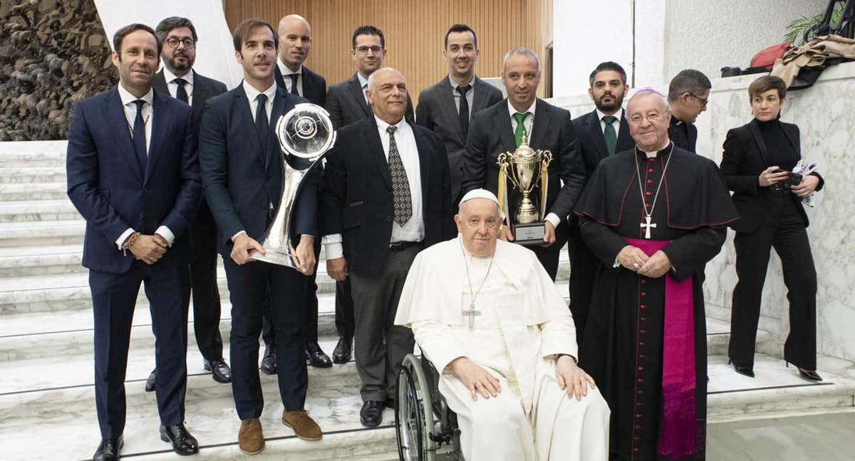 El capitán Carlos Barrón, el presidente Tomeu Quetglas y el técnico Antonio Vadillo junto al Papa Francisco durante la audiencia en el Vaticano. /MALLORCA PALMA FUTSAL