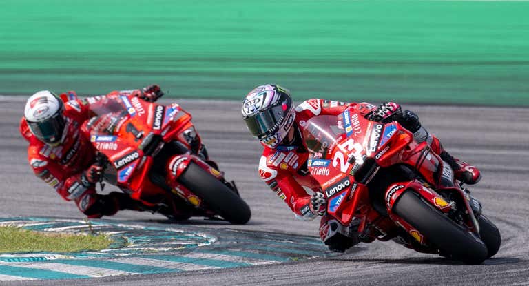 Pecco Bagnaia y Enea Bastianini, con las Ducati en el test de Malasia de MotoGP 2024.