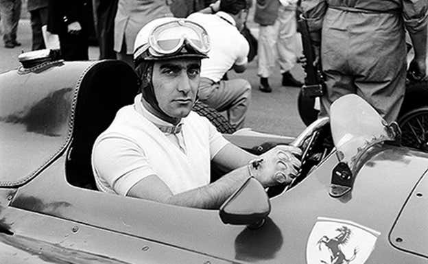 Eugenio Castellotti, en el Gran Premio de Gran Bretaña de F1 de 1956, con un Ferrari.  Alan R. Smith