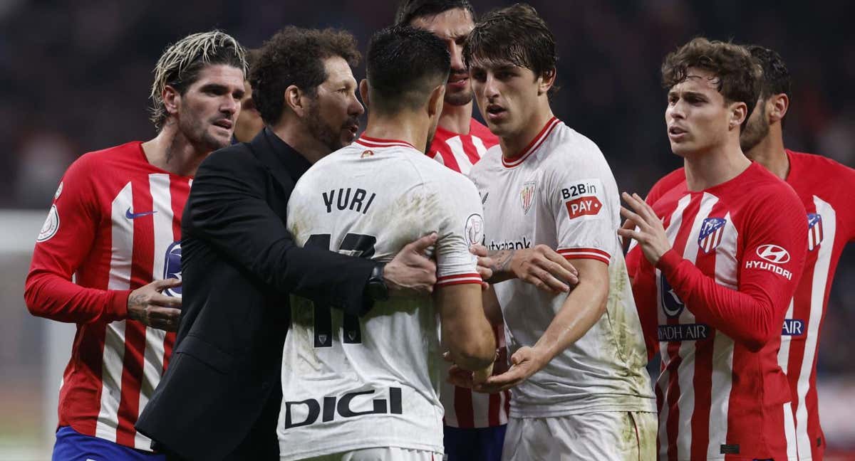 El Cholo intercede en la tangana final. /REUTERS