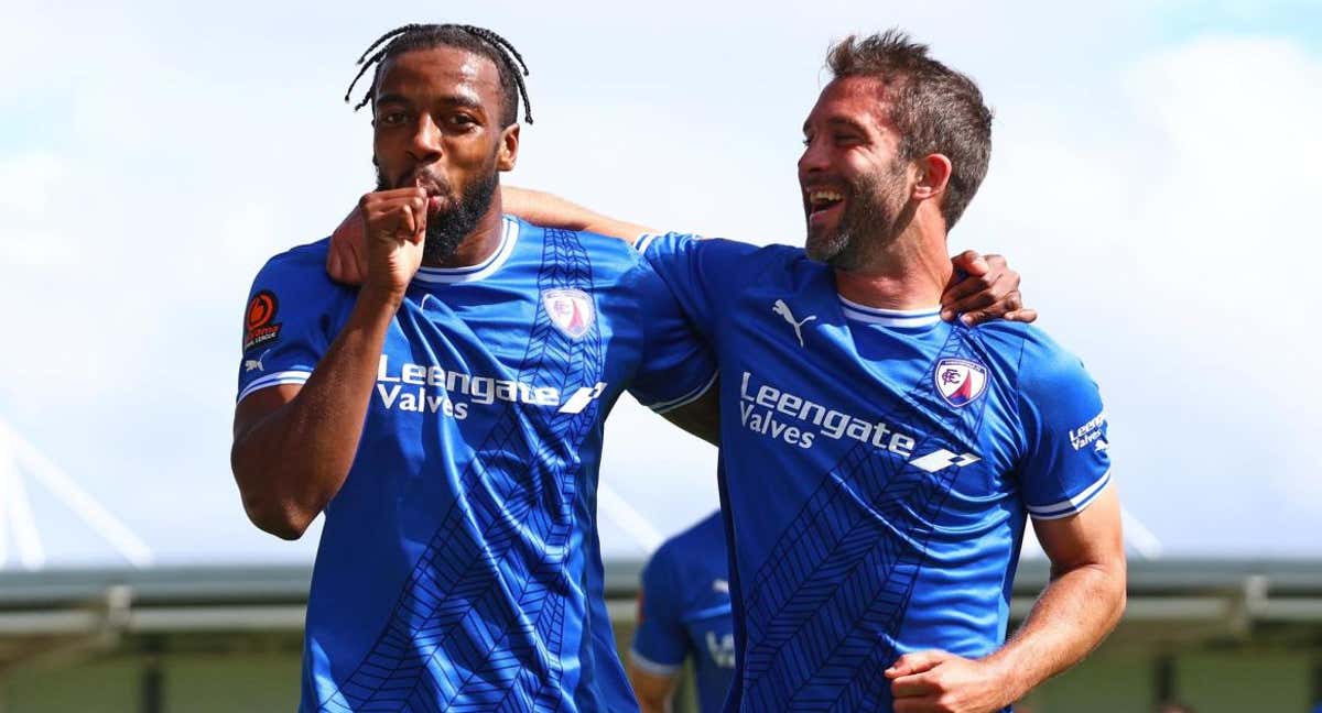 Tyrone Williams y Will Grigg celebran un gol con el Chesterfield./Tina Jenner