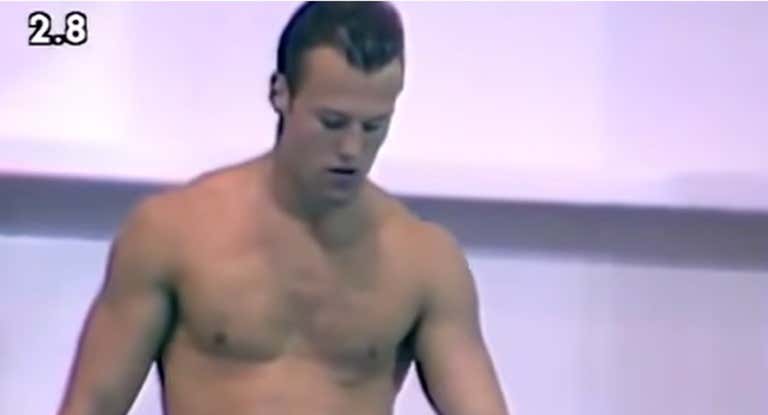Jason Statham antes de un salto en trampolín.