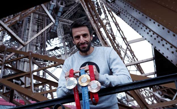 Tony Estanguet, presidente del comité organizador de París 2024, posa con las medallas  en la Torre Eiffel  REUTERS/Benoit Tessier
