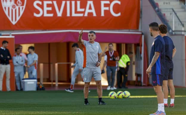 Mendilibar, en un entrenamiento con el Sevilla, su última etapa como técnico.  EFE