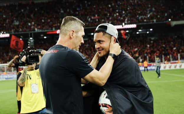 Paulo Turra y Vitor Roque, con Paranaensen. IMAGEN CEDIDA