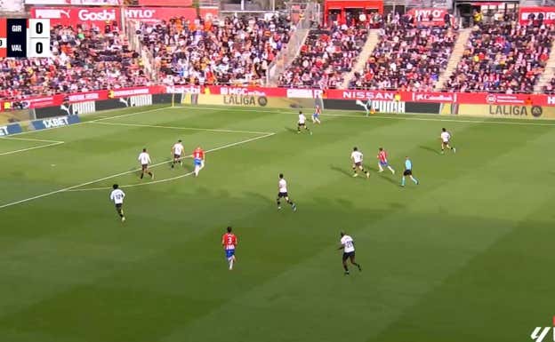 Tsygankov recibe en una buena situación para iniciar el 1x1, cerca del área del Valencia.  WYSCOUT