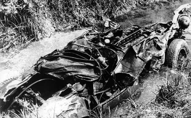 Los restos del Ferrari 335 S con el dorsal 531 de Alfonso de Portago y Edmund Nelson en 1957. Getty Images