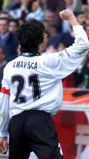 José Emilio Amavisca celebra un gol con el Racing.  El Diario Montañés