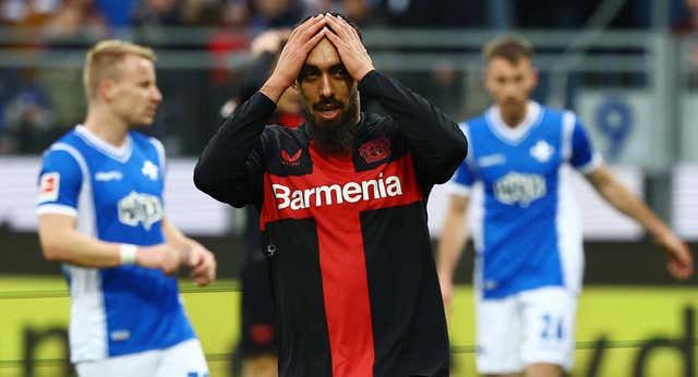Así le va a Borja Iglesias: confianza de Xabi Alonso, buenas migas con Hincapié y pendiente del Betis