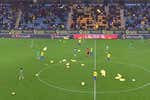 Saltan chispas en Cádiz: Kouamé le niega el saludo a Escalante, la afición tira chubasqueros al campo...