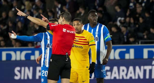 Al descubierto lo que Martínez Munuera le dijo a Vitor Roque en su expulsión: «Aquí no es como en Brasil»