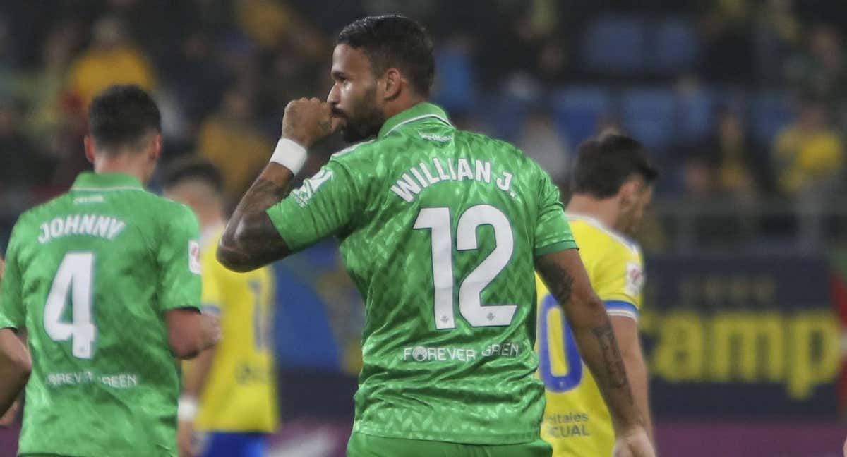 Willian José celebra el primer gol del Betis.