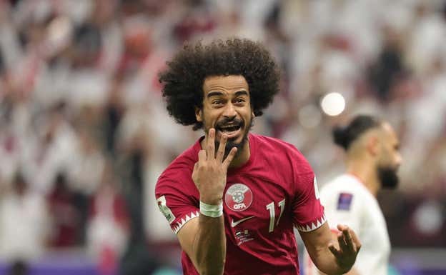 Afif celebra su tercer gol del partido, todos de penalti. AFP