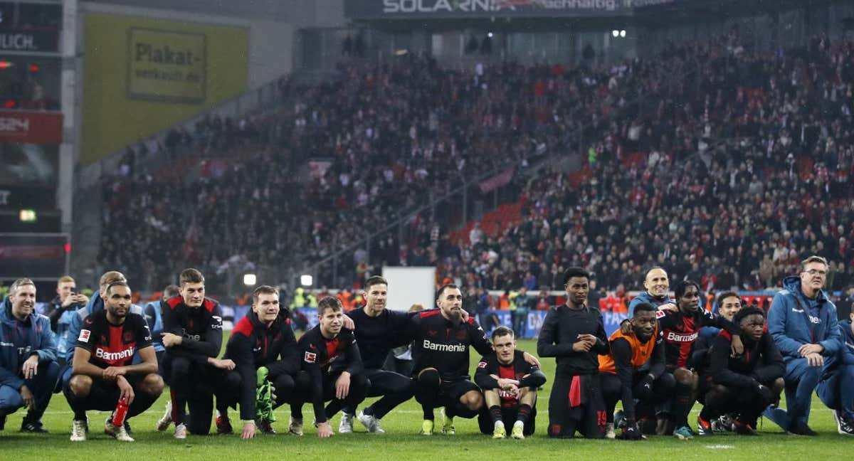 Staff y jugadores del Leverkusen celebran la victoria.