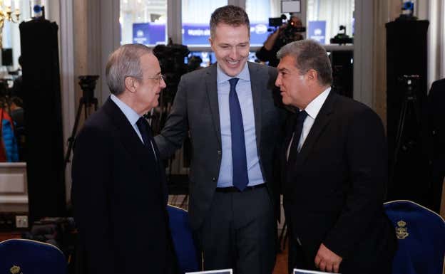 De izquierda a derecha: Florentino Pérez, Bernd Reichart (CEO de A22 Sports Management) y Joan Laporta.  EFE/Mariscal