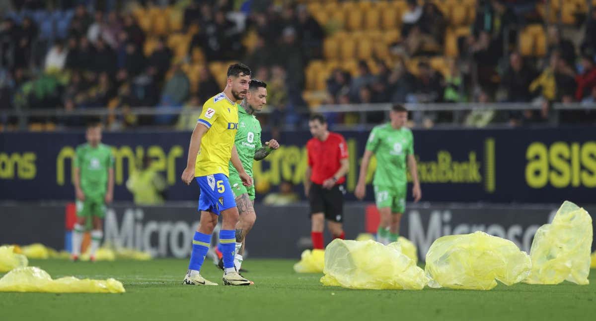 La afición del Cádiz lanzó chubasqueros al césped./Fran Santiago/Getty Images