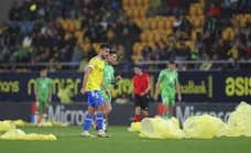 Alta tensión en Cádiz: Kouamé le niega el saludo a Escalante, la afición tira chubasqueros al campo...