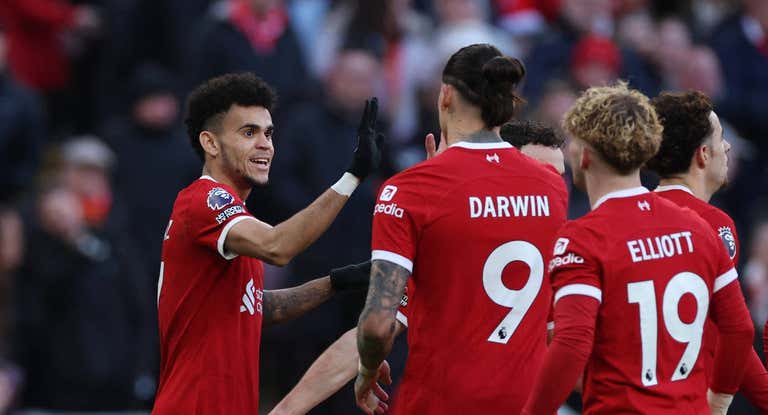 Los futbolistas del Liverpool celebran el gol de Luis Díaz.