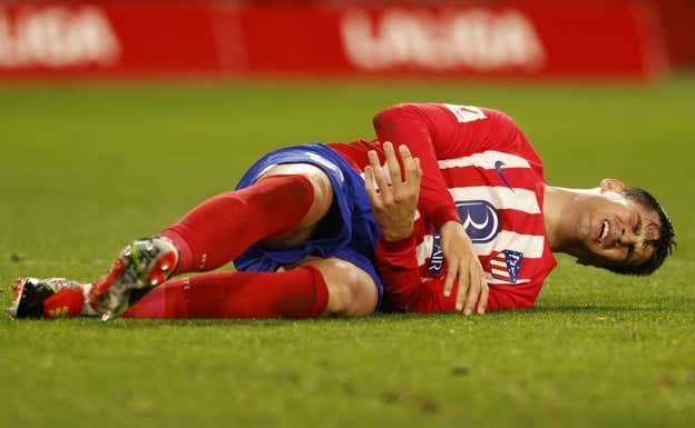 Morata se resiente tras un golpe durante el partido ante el Sevilla.  REUTERS