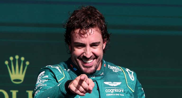 Fernando Alonso celebra un podio la pasada temporada.