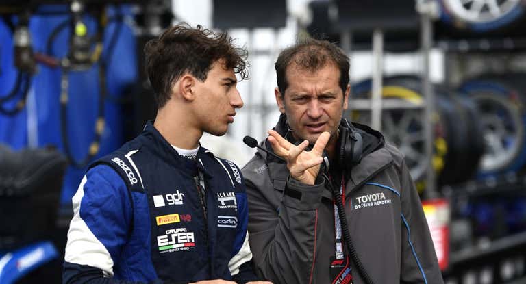 Jarno Trulli da instrucciones a su hijo Enzo en la prueba austríaca de Formula 3 de hace dos temporadas.