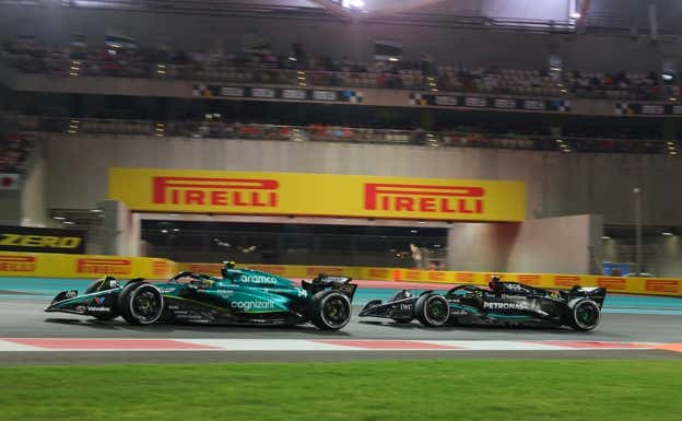 Fernando Alonso y Lewis Hamilton, en Abu Dhabi 2023.  DPPI