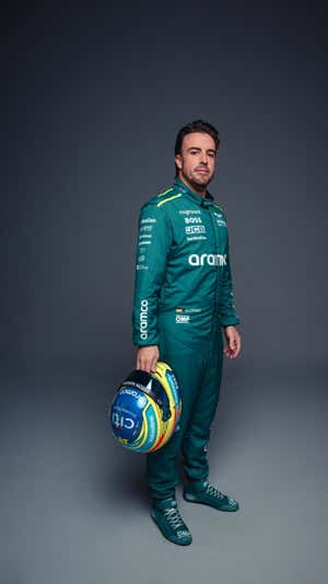 Fernando Alonso, con su nuevo mono para la F1 2024.  Aston Martin F1