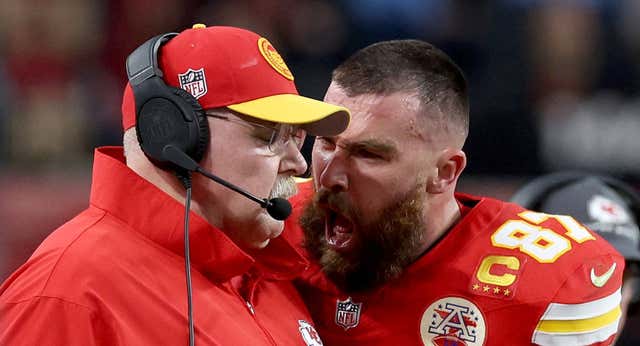 La otra Super Bowl: espontáneos, una grave lesión en el banquillo, la cerveza de Taylor Swift y el zarandeo de Kelce a su entrenador