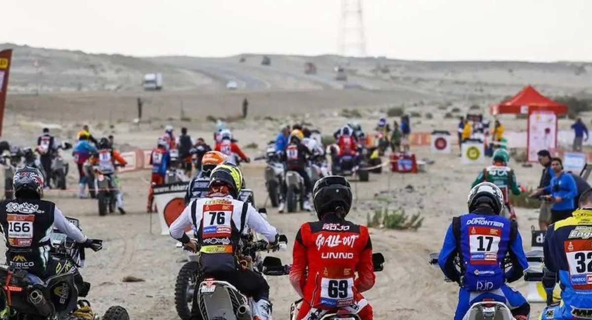 Varios pilotos de motos y quad esperan a la salida de una especial del Rally Dakar 2023.