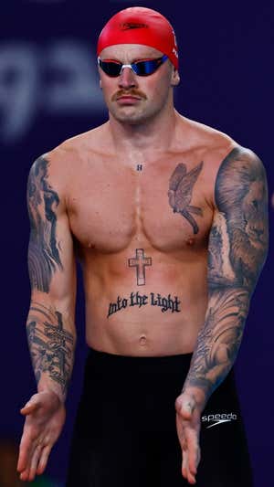 El tatuaje de Adam Peaty: «Hacia la luz». REUTERS