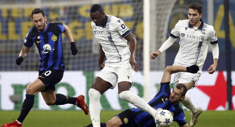 Umar Sadiq en un duelo con Henrik Mkhitaryan en la sexta jornada de la fase de grupos de UEFA Champions League.