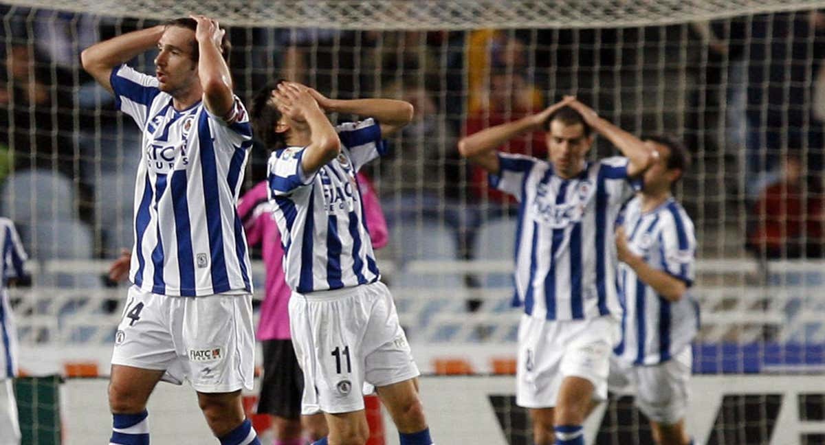 Aitor López Rekarte y sus compañeros lamentan una ocasión fallada en un partido frente al Deportivo de La Coruña. /EFE