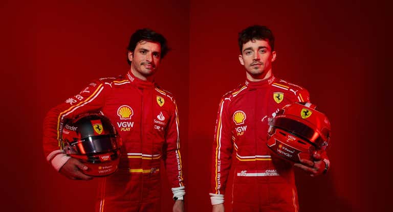 Carlos Sainz y Charles Leclerc, con los nuevos colores de Ferrari para la F1 2024.