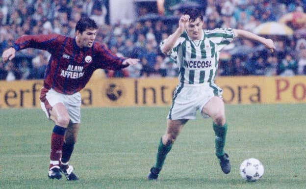 Jarni junto a un joven Zidane, en el Betis-Girondins de la UEFA. ABC