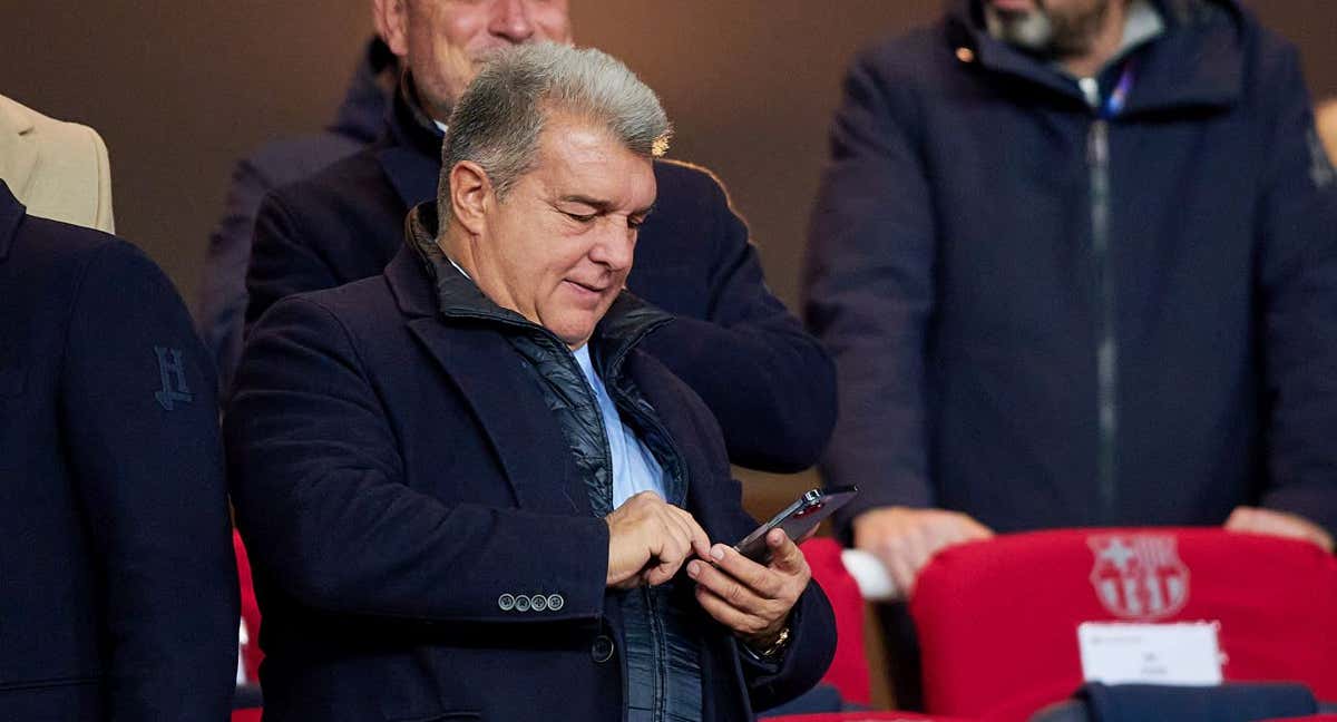 Joan Laporta, mirando el teléfono en el palco de un partido.