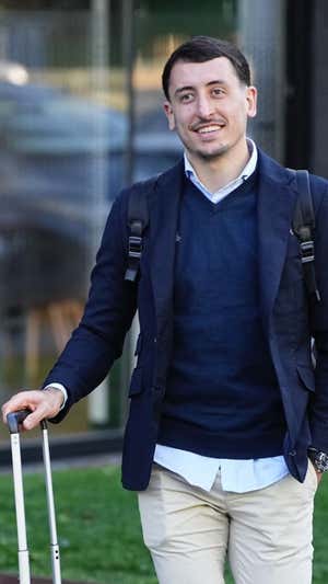 Mikel Oyarzabal, antes de subirse al autobús esta mañana en Zubieta.  Real Sociedad