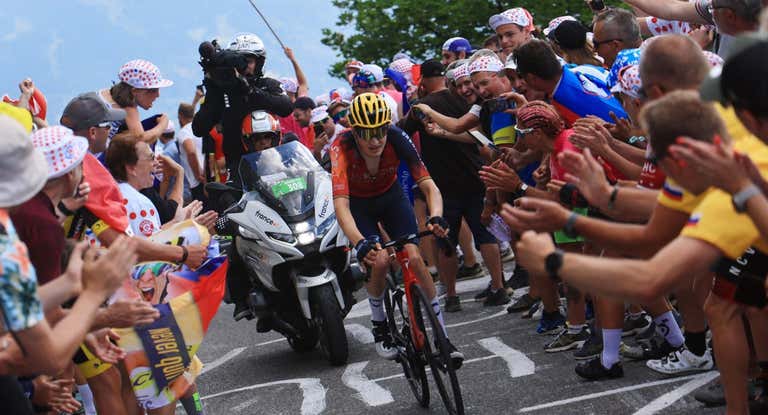 Carlos Rodríguez, en Morzine durante el Tour de Francia de 2023.