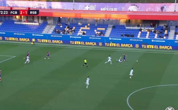 Dani Rodríguez conduce la pelota, dejando atrás a un rival que queda en el suelo.  WYSCOUT