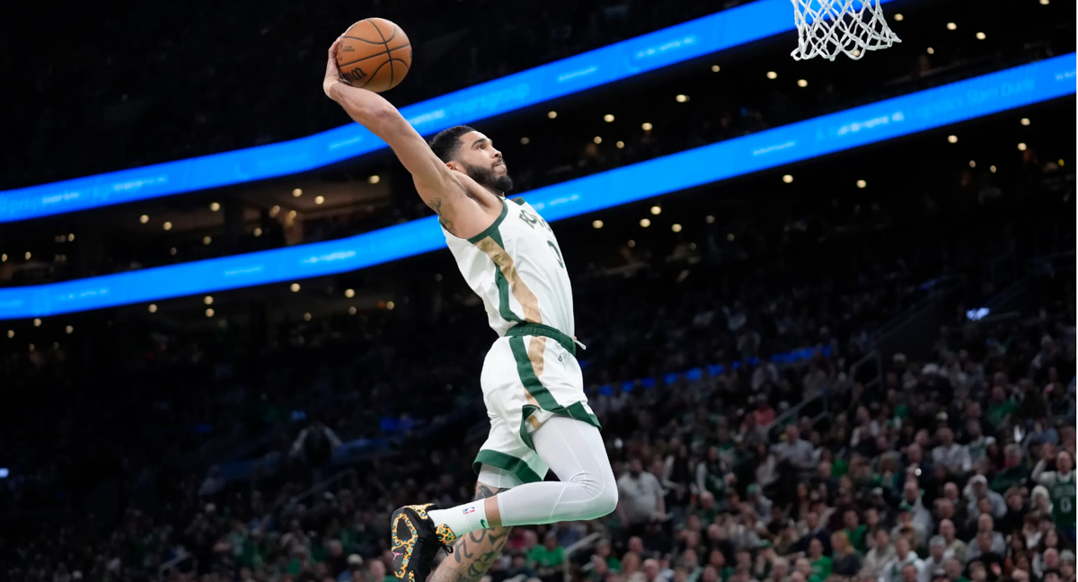 Jayson Tatum machaca el aro durante un partido de esta temporada./ NBA