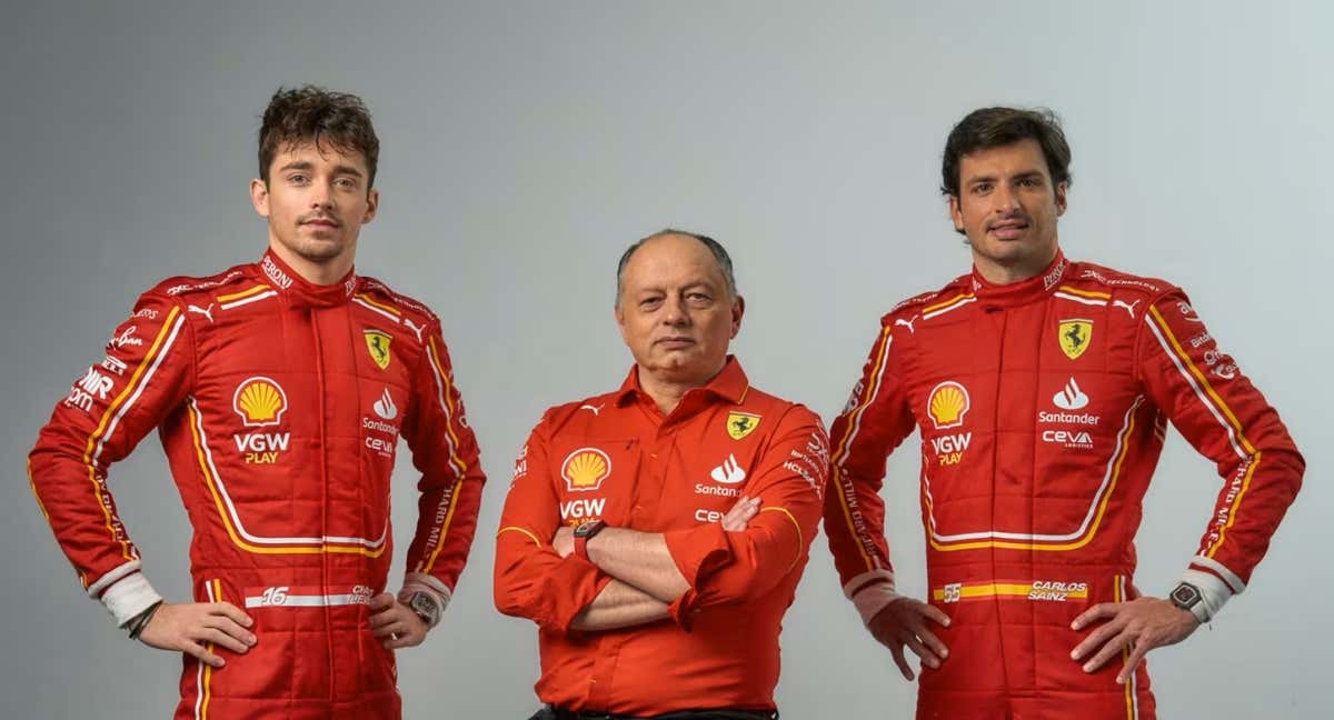 Charles Leclerc, Fred Vasseur y Carlos Sainz, con los nuevos colores de Ferrari para la F1 2024. /Ferrari